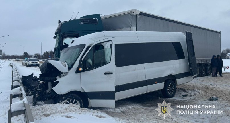Через ДТП з потерпілими перекрили трасу біля кордону на Львівщині – 02