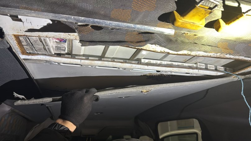 У «Шегинях» викрили мікроавтобус із “подвійним дахом”, набитим цигарками на 200 тисяч гривень – 03