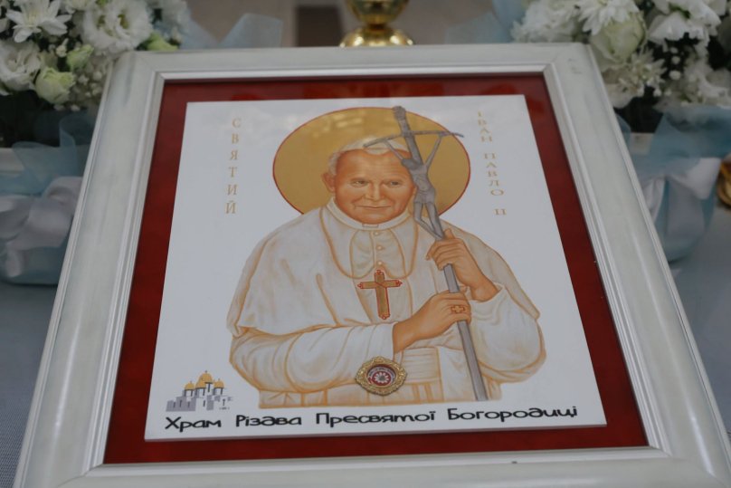 У храмі на Сихові виставили ікону з краплею крові Івана Павла ІІ – 01
