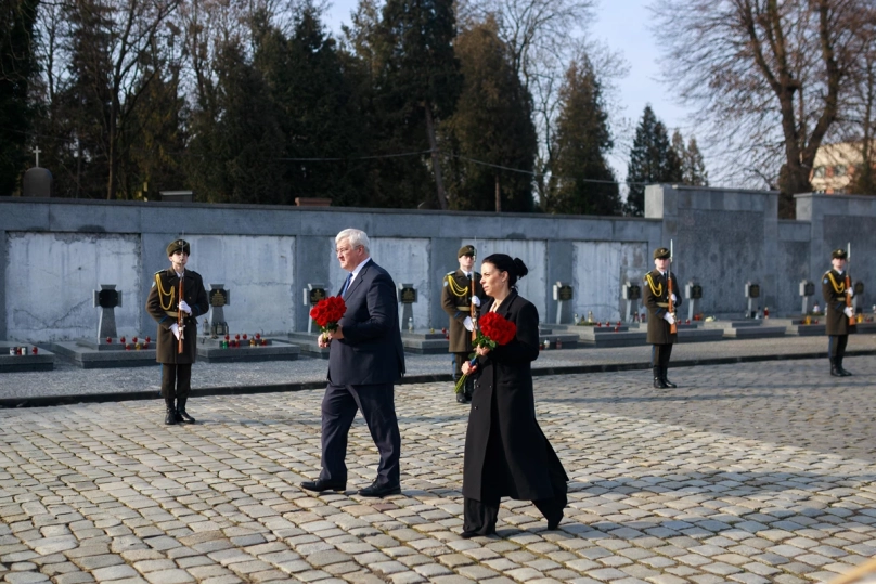 Домінік Гаслер разом з Андрієм Сибігою вшановують памʼять загиблих воїнів