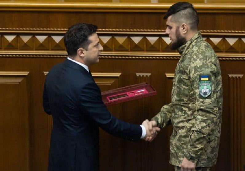 Президент Зеленський нагороджує «Да Вінчі». Фото з відкритих джерел