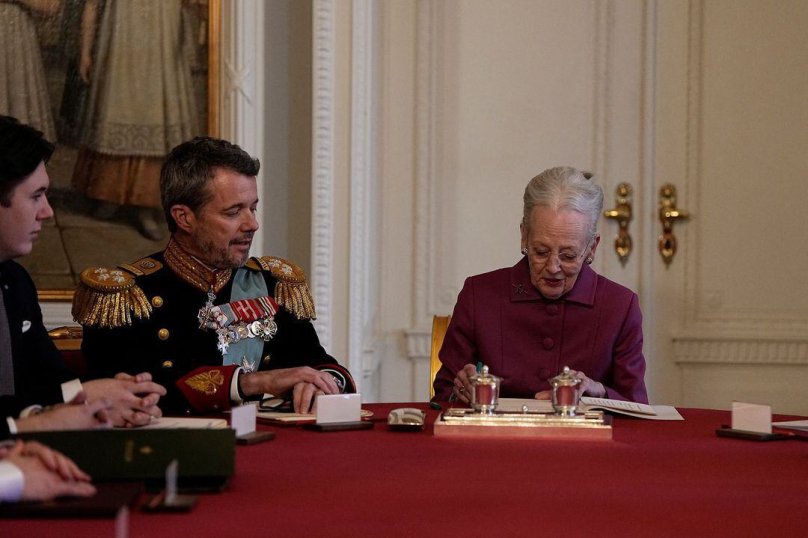 Королева Данії зреклася престолу на користь сина – 02