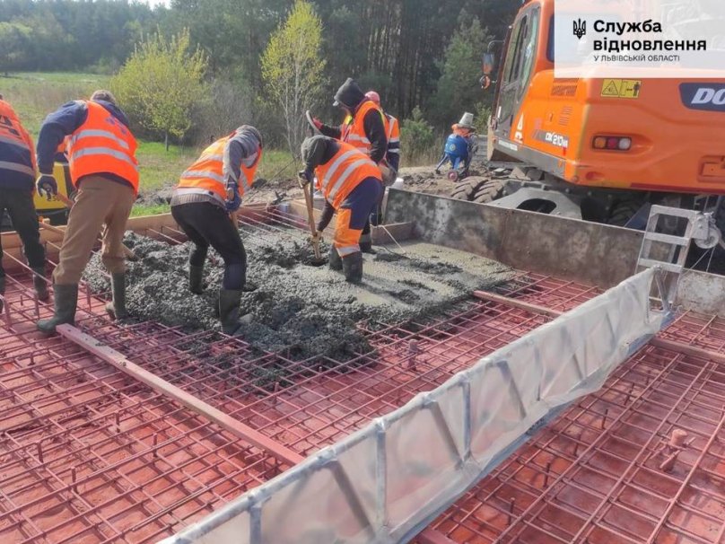 На Львівщині ремонтують міст, який руйнувався 48 років: там організували реверсивний рух – 01