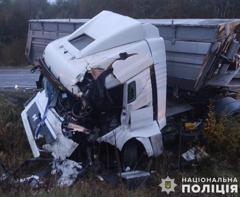 На Львівщині у ДТП з двома вантажівками загинув 51-річний водій – 02