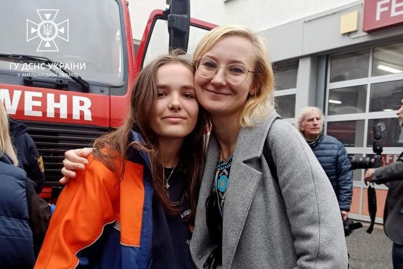 Дівчинка з Німеччини передала українським вогнеборцям пожежний автомобіль – 01