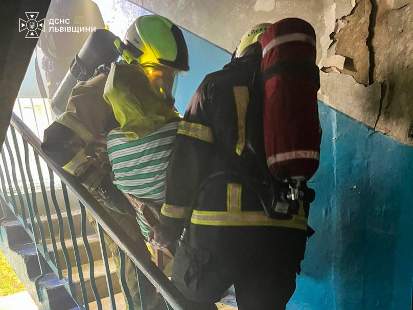 У Львові рятувальники під час пожежі у багатоповерхівці врятували п’ятьох людей – 01
