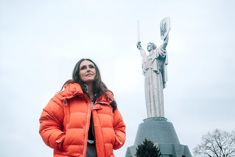 Вокалістка Шарон де Адель на фоні памʼятника Батьківщина-Мати у Києві