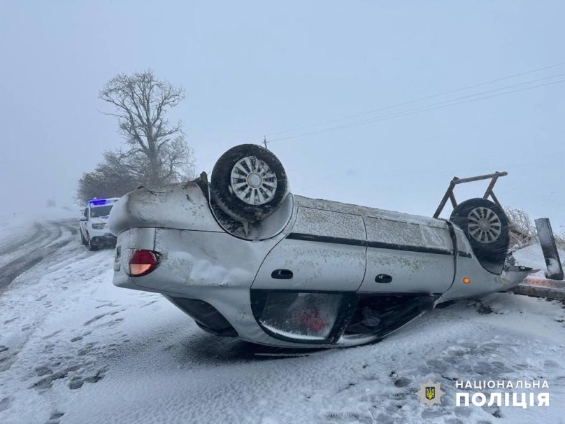 Негода на Одещині: перекинулася вантажівка із зерном, у снігу застрягла карета “швидкої допомоги” (ВІДЕО) – 01