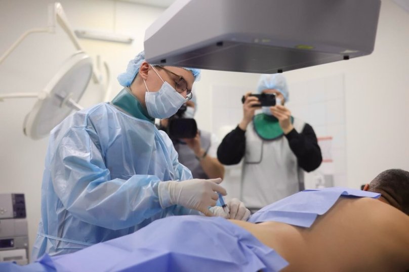 Медик працює у Центрі лікування болю