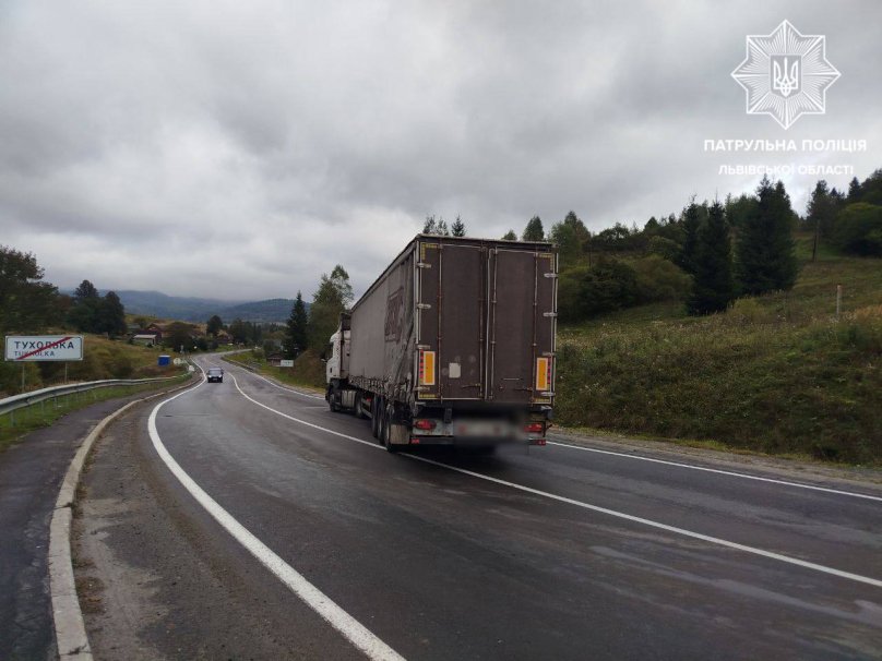 Туристичний автобус зіткнувся з вантажівкою: на Львівщині перекрили трасу Київ—Чоп – 01