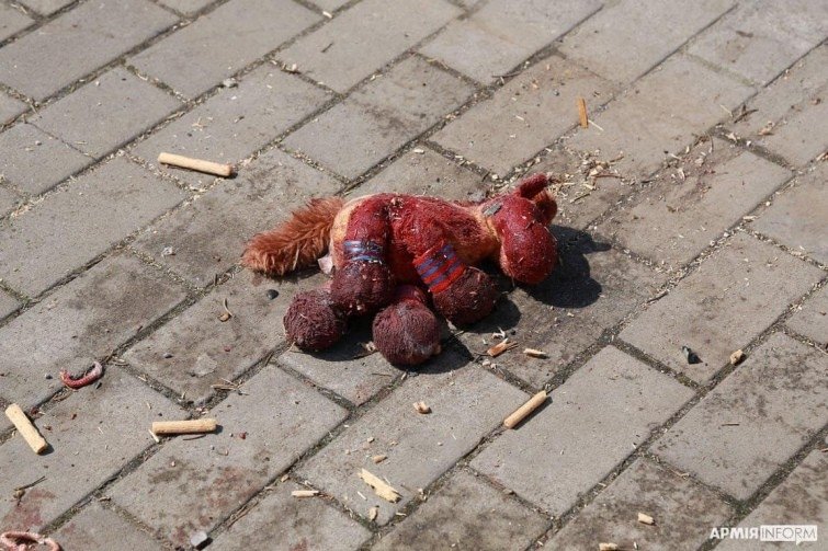 Дитяча іграшка після удару рф по залізничному вокзалу у Краматорську. Фото: Роман Кулик