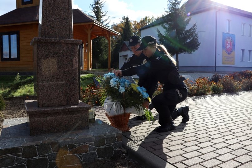 Курсанти-першокурсники поклали квіти до Меморіалу пам’яті поліцейським. Фото: ЛДУВС