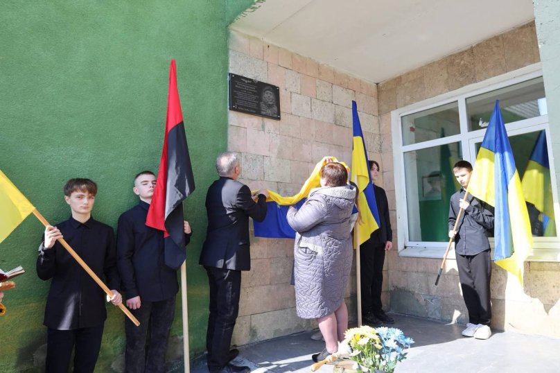 У школі на Дрогобиччині відкрили меморіальну дошку загиблому добровольцю – 01