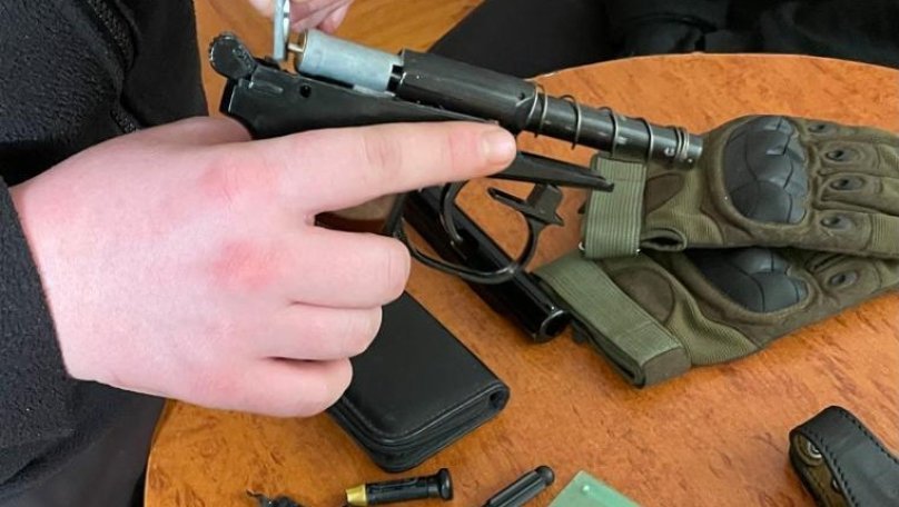 У Трускавці оштрафували матір хлопця, який хизувався пістолетом у школі – 01