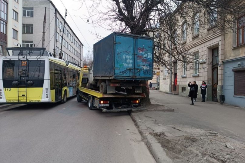 Стояла на тротуарі понад 6 років: у Львові забрали покинуту автівку на штрафмайданчик – 01