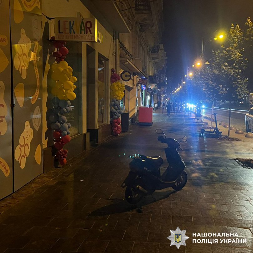 У центрі Львова скутерист збив 80-річну жінку на тротуарі – 01