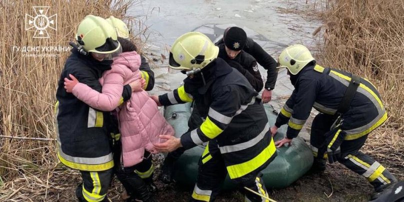 Трималась за уламок криги, щоб не потонути: у Бродах врятували дівчинку, яка провалилась під лід – 01