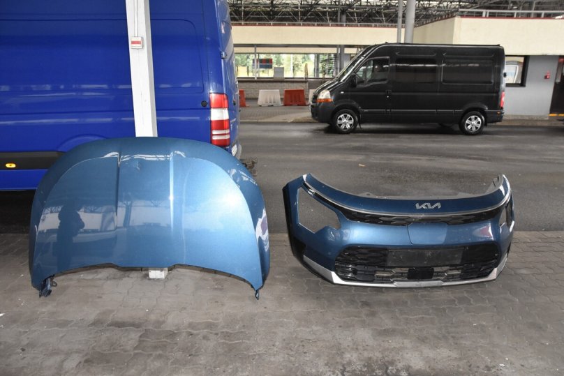 На кордоні з Львівщиною затримали Mercedes і деталі викрадених авто – 01