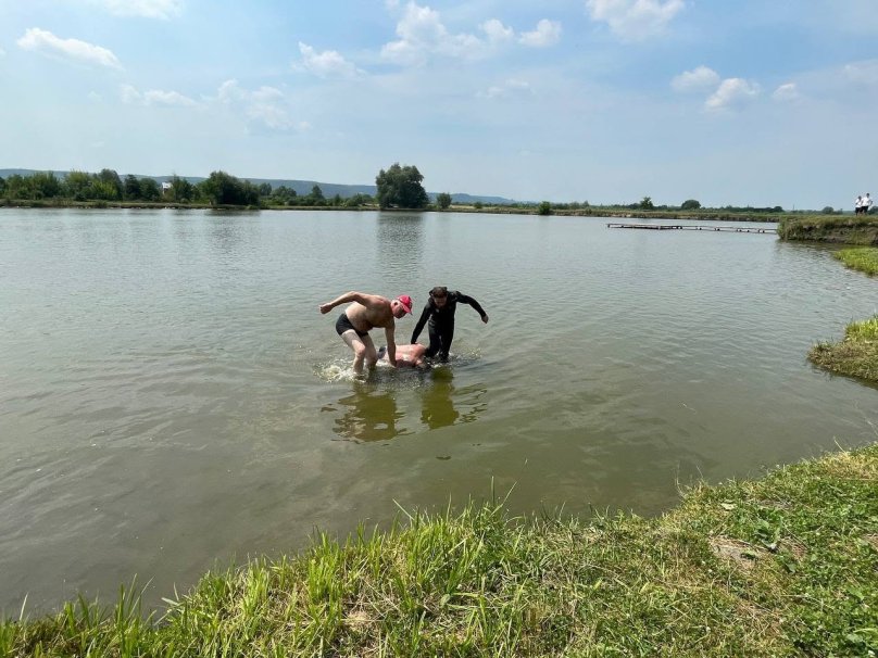 Водолази дістають тіло потопельника з озера