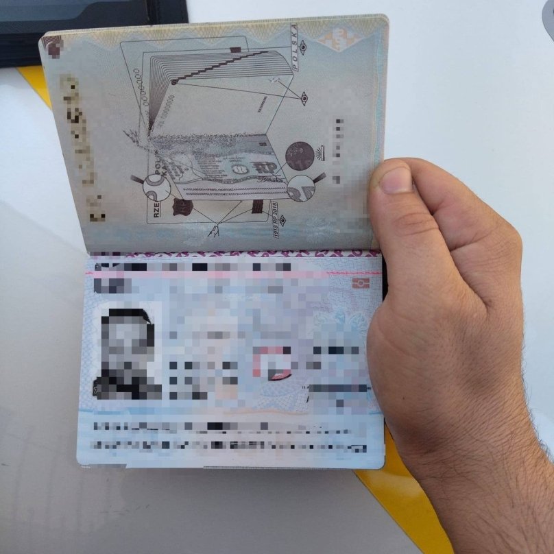 У підозрюваного виявили паспорт іноземної держави. Фото: Управління поліції охорони