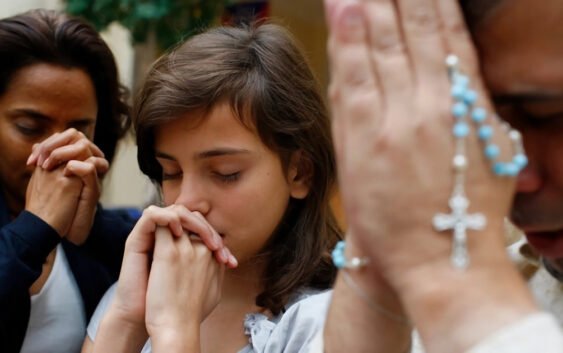 Родинні молитви. Фото із сайту «Дивен світ»