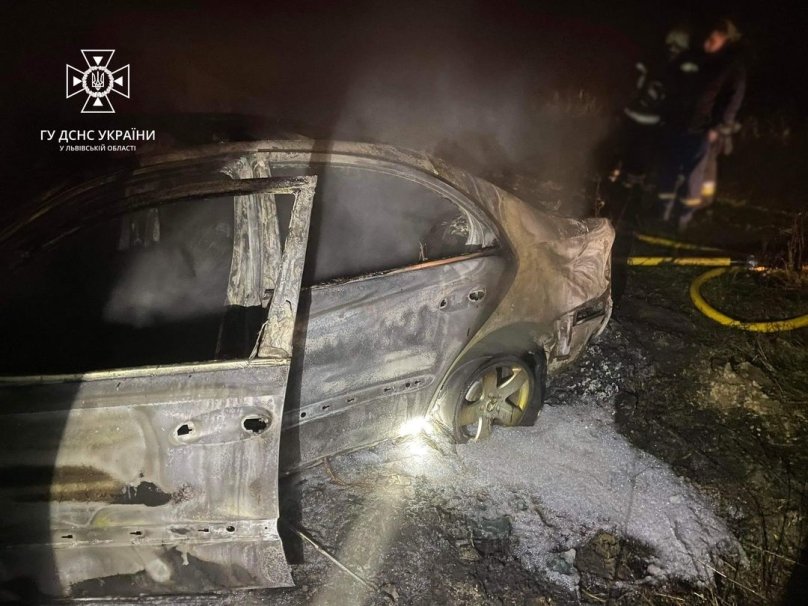 У Пустомитах вогонь знищив Mercedes E класу (фото) – 01