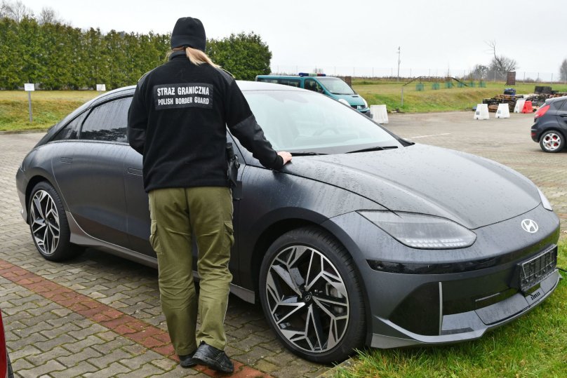Викрадений у Німеччині електромобіль намагалися перевезти через кордон на Львівщину – 01