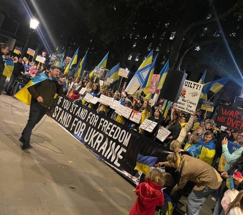 Після російських ракетних обстрілів України люди по всьому світу виходять на протести: фото – 08