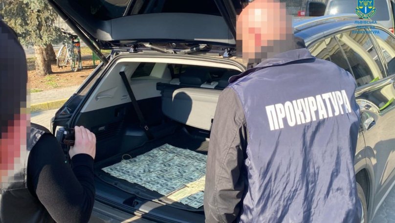 Львівського митника судитимуть за хабар і безмитні поштові відправлення на 15 млн грн – 01