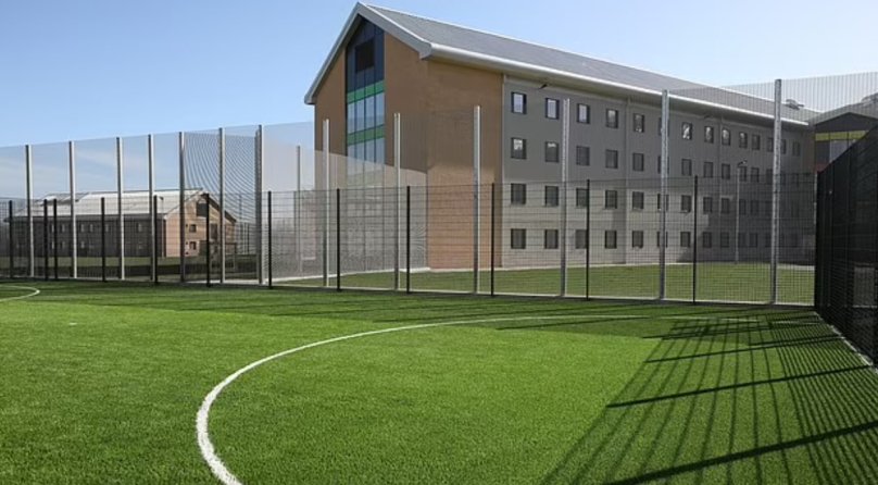 Футбольне поле, де грають ув’язнені. Фото: Dailymail