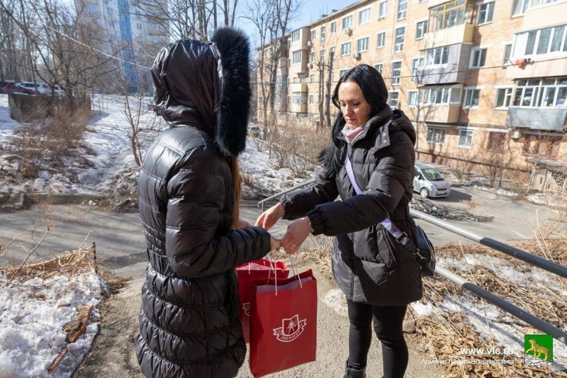 У Владивостоці вдовам убитих окупантів подарували ковбасу – 01