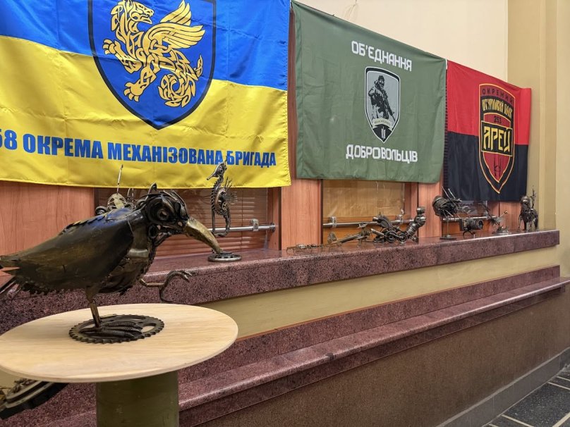 У Львові відкрили виставку військового, який створює скульптури із уламків бойової техніки – 05