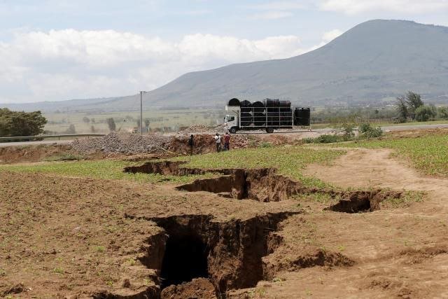 Прірва поблизу міста Май Махіу в долині Ріфт, Кенія, 28 березня 2018 року. Фото: Yahoo News