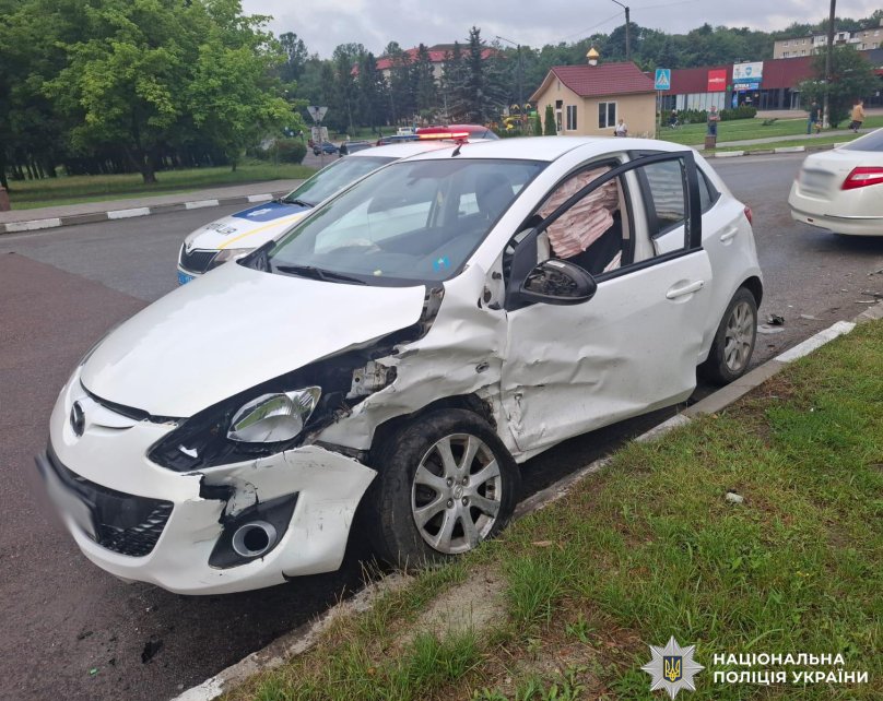 У Новому Роздолі зіткнулися Mazda і Nissan: госпіталізували двох людей – 01