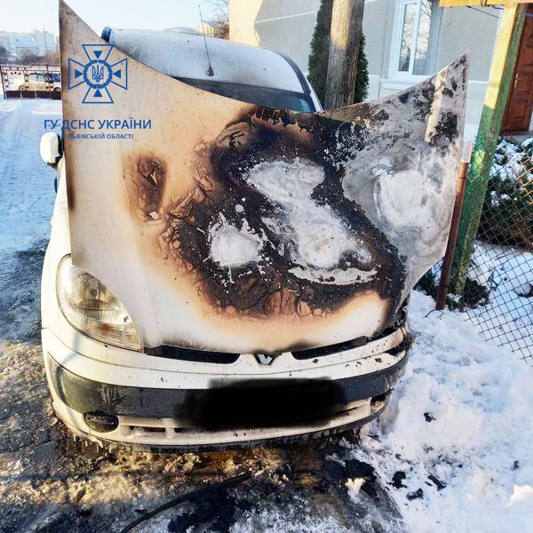 Хотів прогріти авто, але воно загорілось: у Золочівському районі вогнеборці ліквідували пожежу у Renault Kango – 01