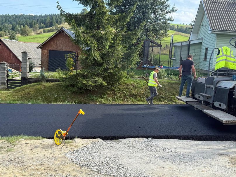 На Самбірщині ремонтують дорогу до школи, де навчаються діти з кількох сіл – 02