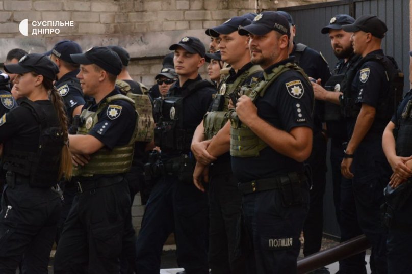 Поліцейські біля будівлі суду. Фото: Суспільне Дніпро