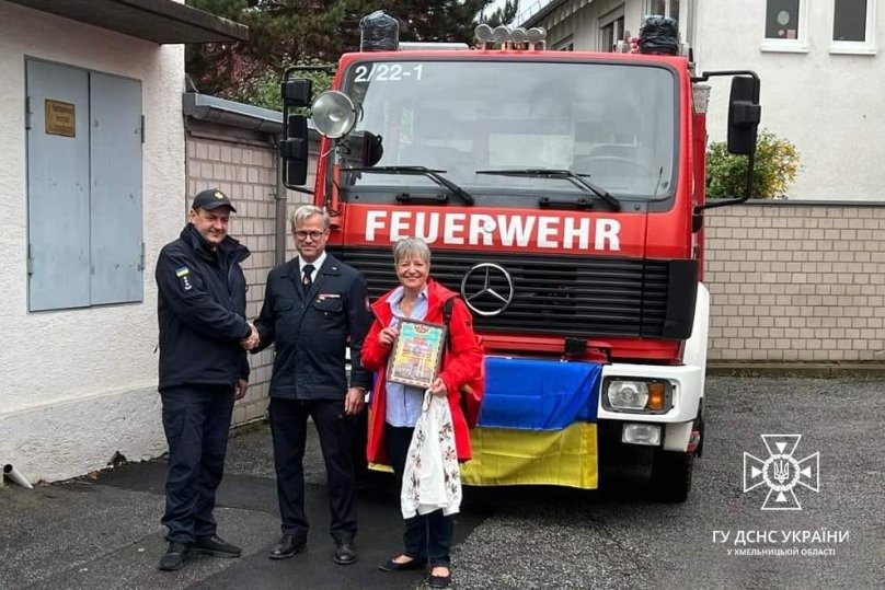 Дівчинка з Німеччини передала українським вогнеборцям пожежний автомобіль – 02