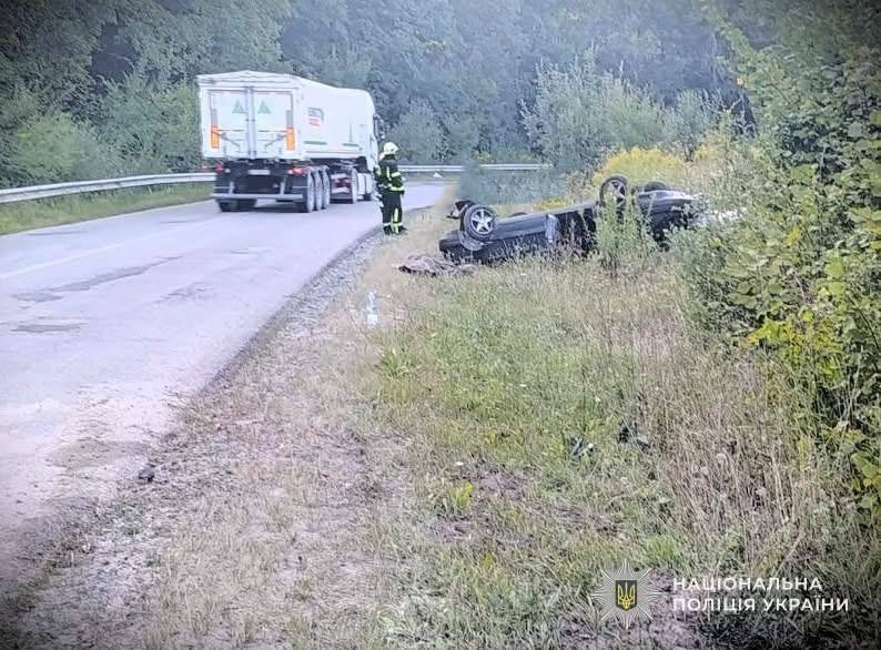 На Львівщині Volkswagen злетів з дороги і перекинувся: загинув пасажир – 01