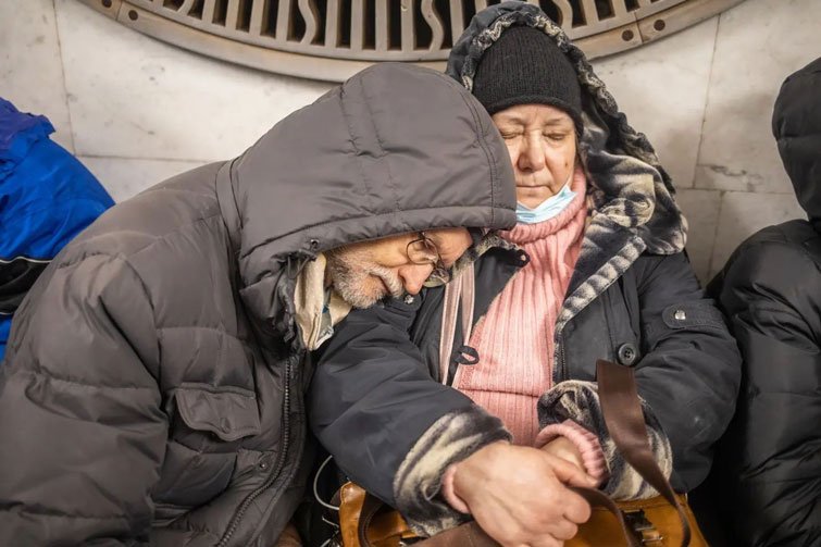 Люди сплять одягнені під час тривоги у метро. Фото: УП
