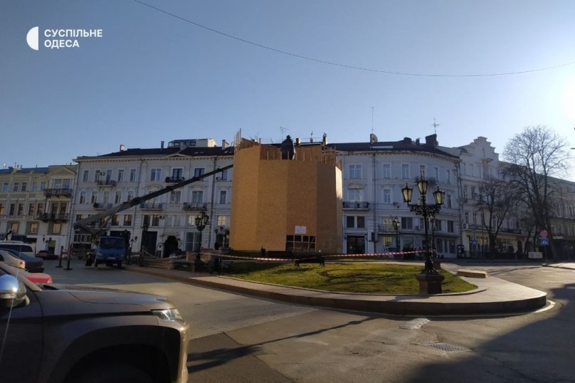 В Одесі розпочали демонтаж пам’ятника російській імператриці Катерині ІІ – 01