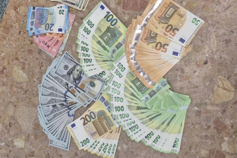 Двоє українців везли поїздом через кордон з Львівщиною майже 3 млн грн у валюті – 01