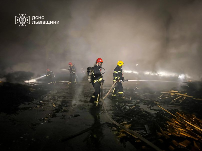 На Львівщині рятувальники п’ять годин гасили пожежу на деревообробному підприємстві – 01
