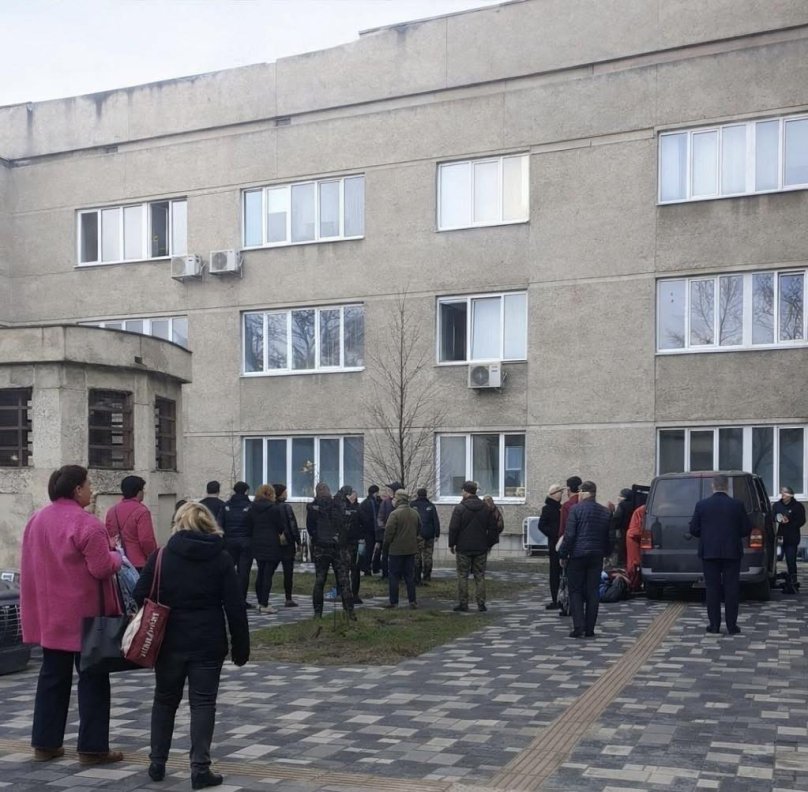 Фото з-під медичного закладу, куди привезли військового