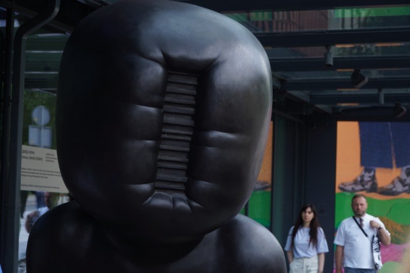 Скульптура «BABIES» біля Zenyk Art Gallery у Львові 