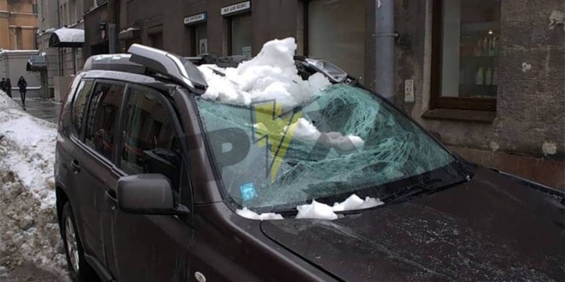 У Львові сніг, який впав із фасаду будинку, розтрощив авто (фото) – 01