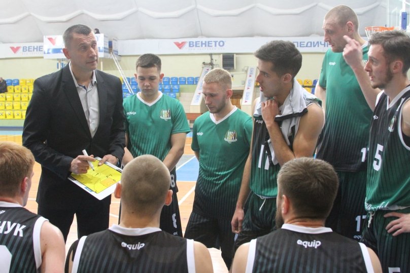 Ярослав Зубрицький дає настанови команді. Фото: управління спорту Львова