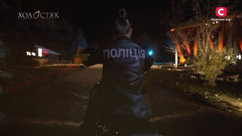 У новому сезоні шоу «Холостяк» взяла участь патрульна поліцейська зі Львова: запам’яталась оригінальним «подарунком» – 02