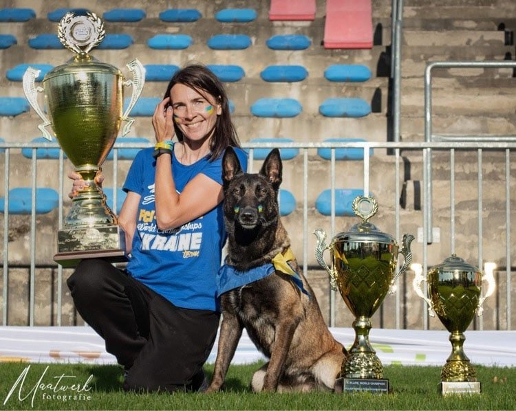 Капітан Нацгвардії Вікторія Безус зі своєю службовою собакою Блікою з виграним трофеєм. Фото: МВС