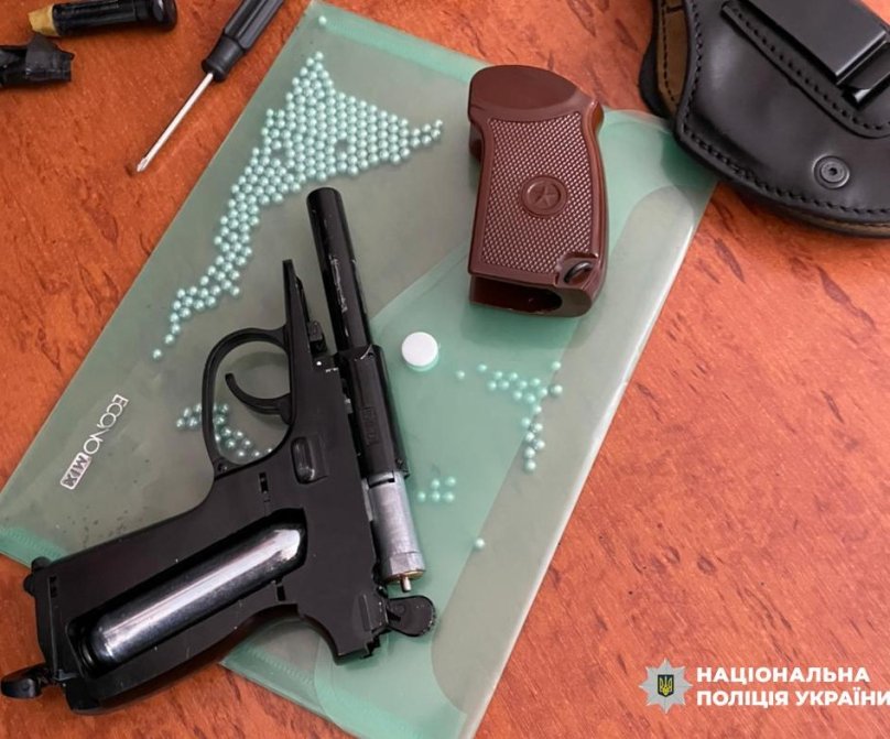 У Трускавці десятикласник приніс до школи пістолет для хизування – 01